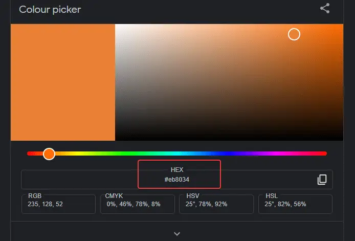 Gambar seseorang sedang mencari kode di internet