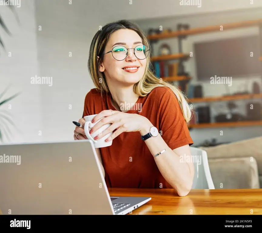 Seorang wanita sedang menggunakan laptop