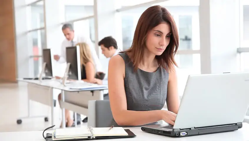 Gambar seorang wanita bekerja di laptop