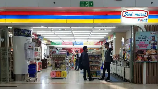 Interior toko Indomaret dengan produk bayi