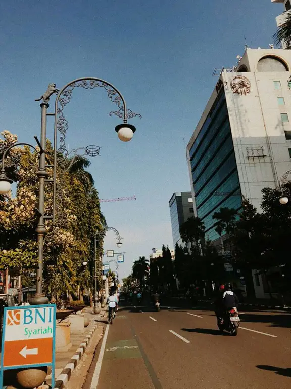 Gambar pemandangan jalanan di Bandung