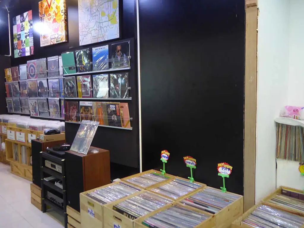 Gambar toko kaset di Indonesia yang menjual vinyl