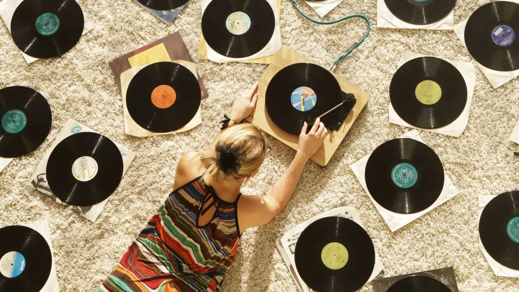 Gambar seseorang mencari vinyl di internet