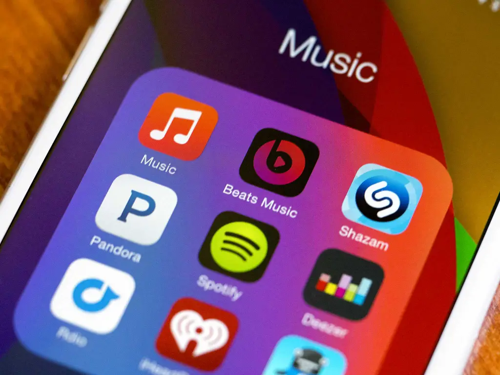 Smartphone dengan aplikasi streaming musik