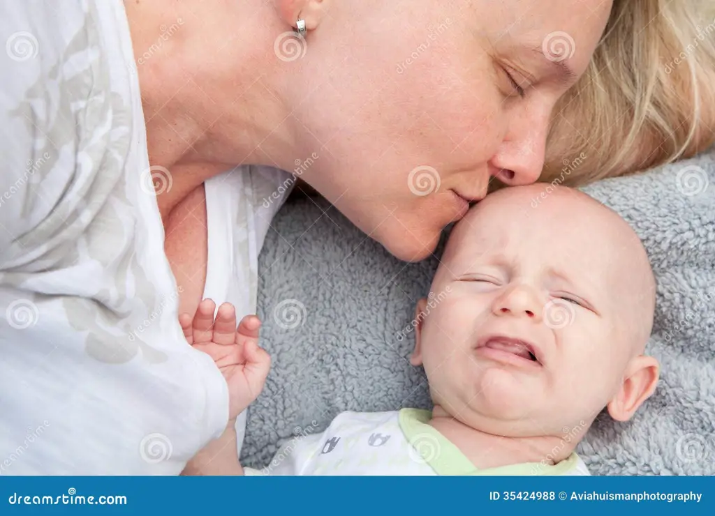 Ibu menenangkan bayi