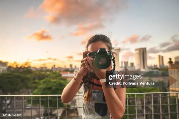 Fotografer sedang memotret matahari terbenam