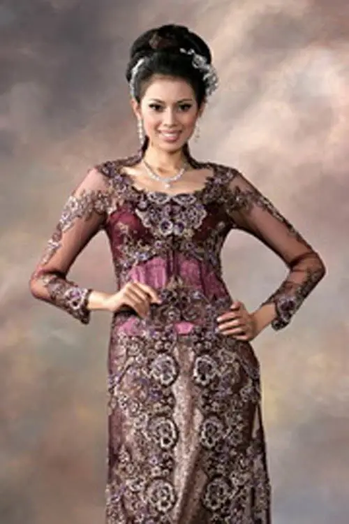 Kebaya tradisional dengan aksesoris modern