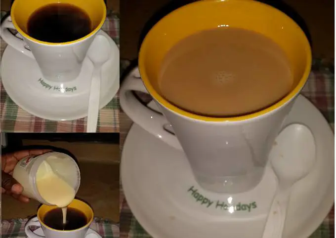 Seseorang menggunakan sachet susu kental manis untuk kopi