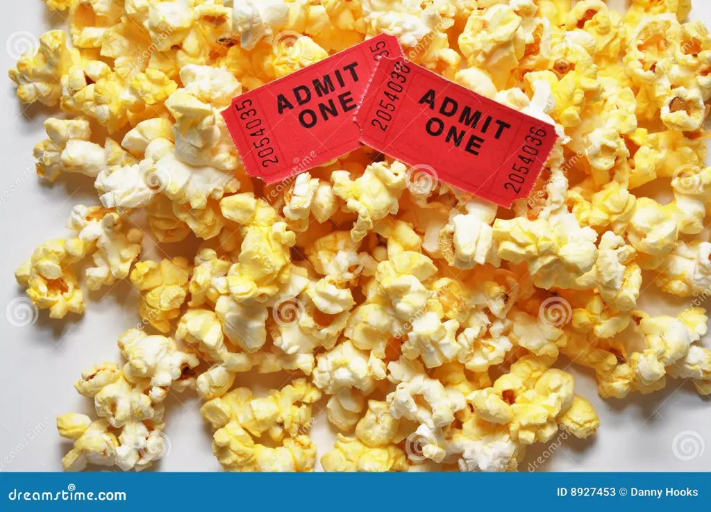 Sebuah gambar popcorn dan tiket bioskop