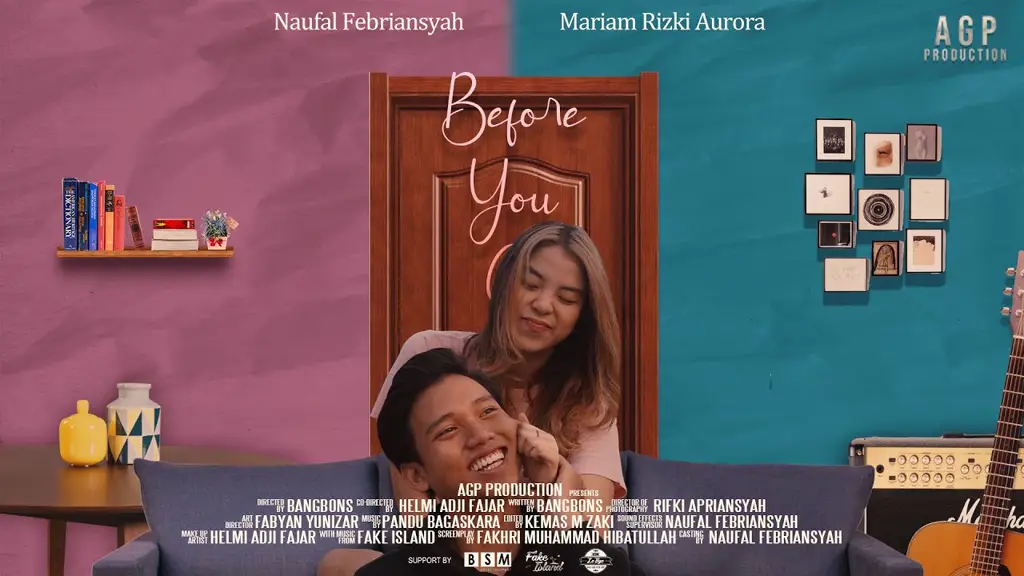 Pasangan romantis menonton film ber-subtitle Indonesia