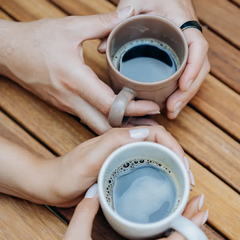 Seseorang sedang menikmati secangkir kopi Jav Piyo