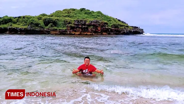 Aktivitas snorkeling di pantai Pacitan yang jernih