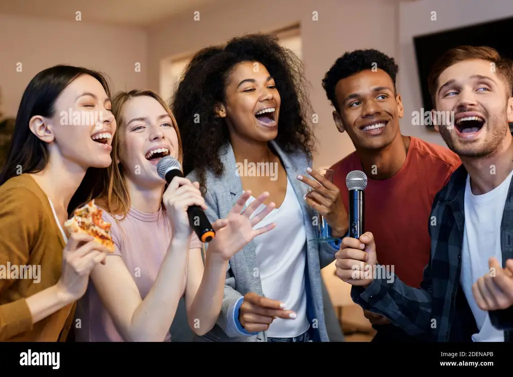 Gambar teman-teman sedang bernyanyi karaoke