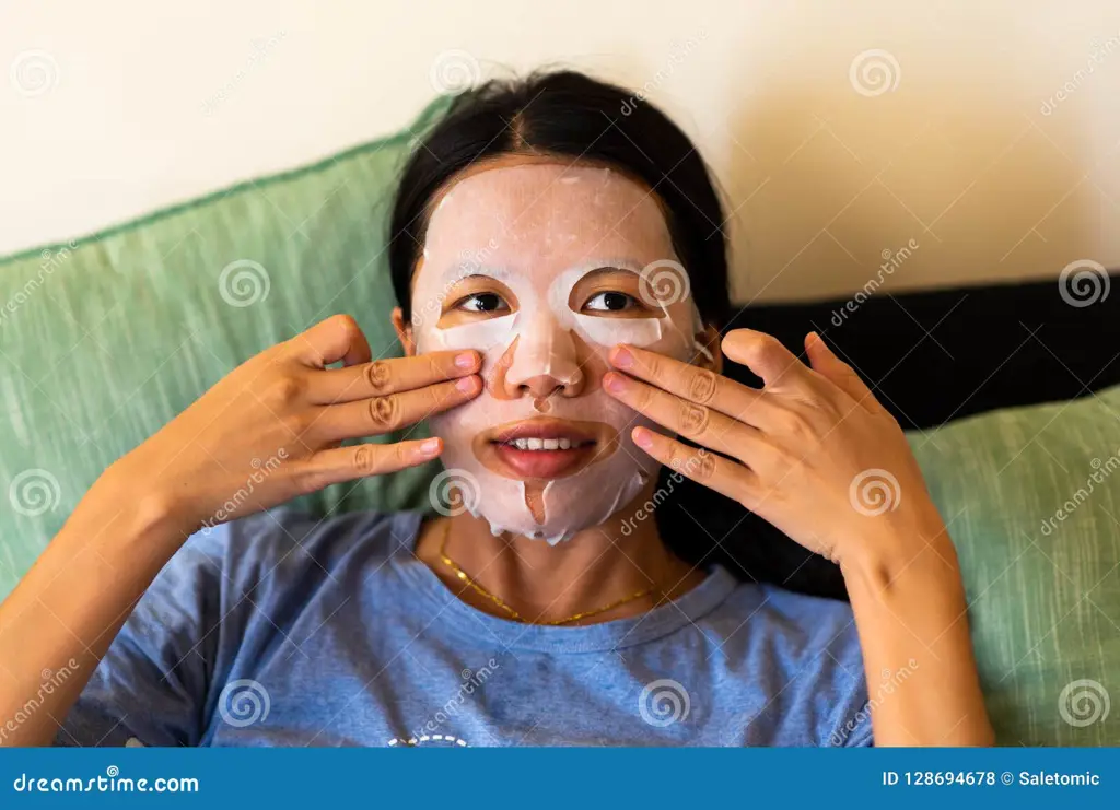 Wanita sedang memakai masker wajah