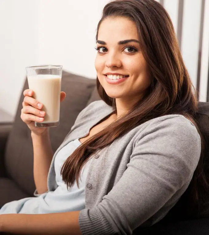 Ibu hamil sedang minum susu almond