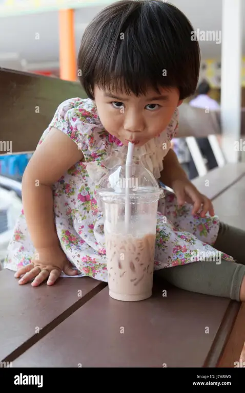 Seseorang sedang menikmati susu coklat sachet