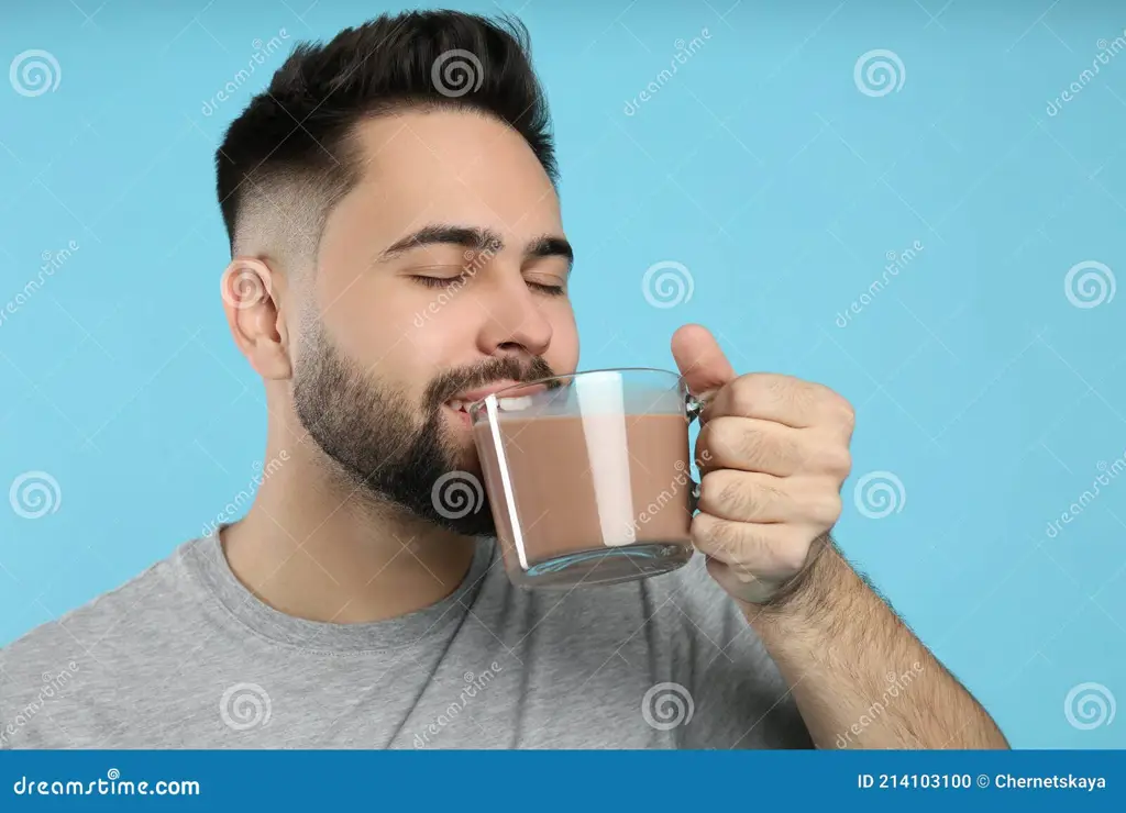 Seseorang sedang minum susu coklat