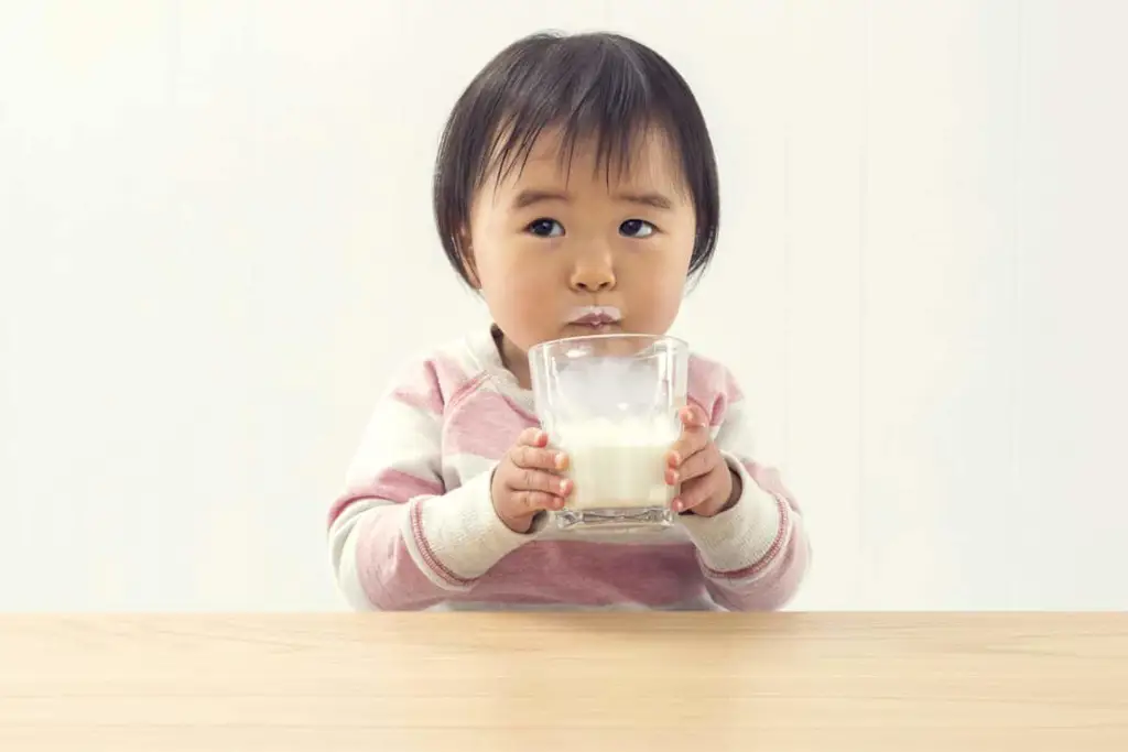 Seorang balita sedang minum susu