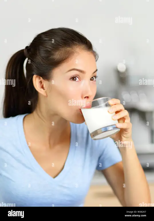 Wanita sedang minum susu almond