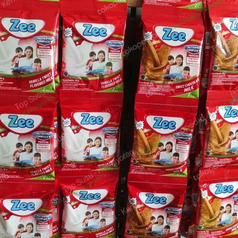 Seseorang sedang menikmati segelas Susu Zee sachet.