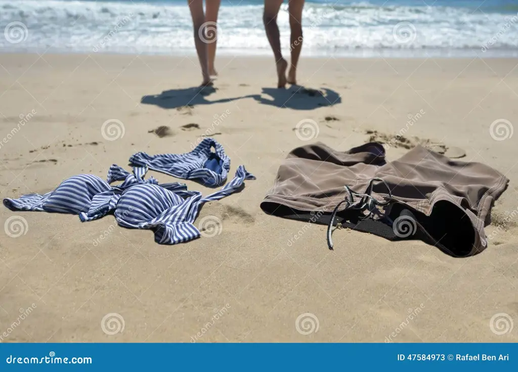 Orang-orang menikmati pantai telanjang dengan penuh hormat