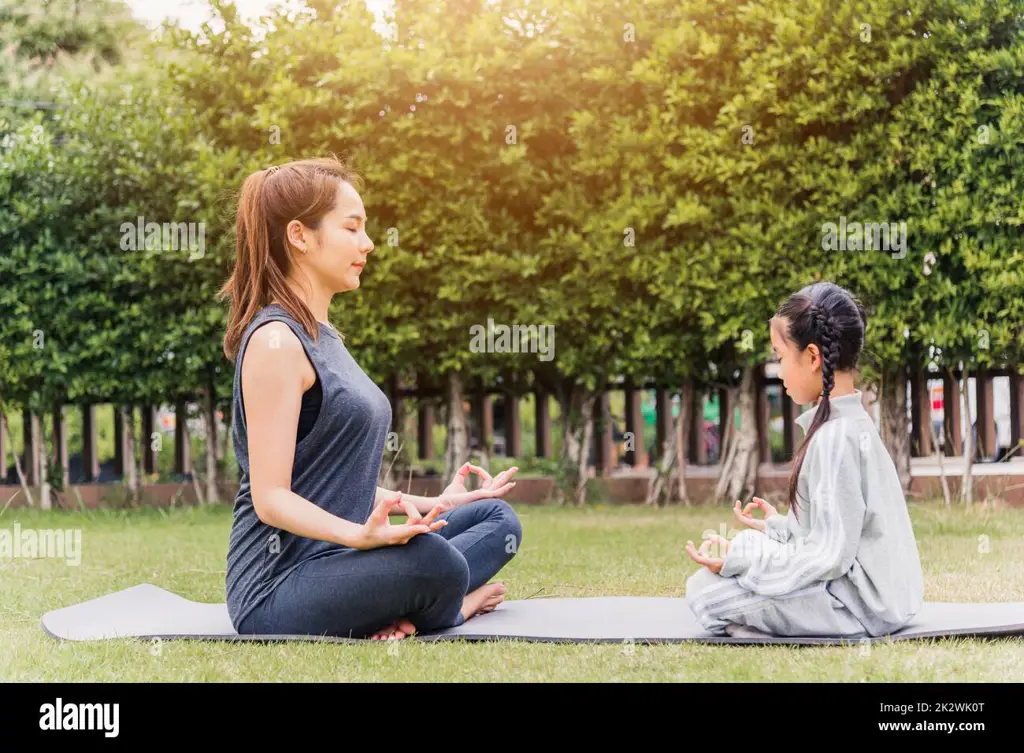 Gambar seorang ibu yang sedang melakukan yoga untuk mengatasi kesepian