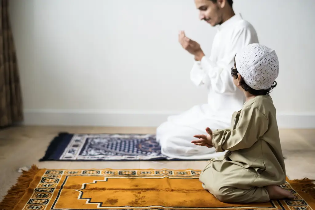 Gambar seseorang sedang sholat