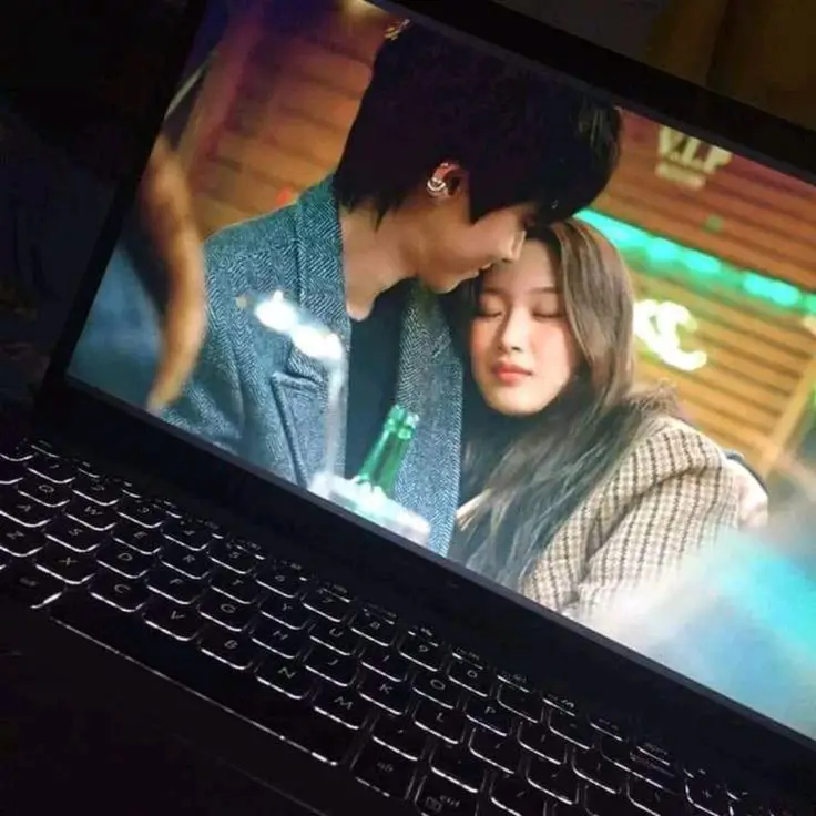 Laptop menampilkan drama Korea