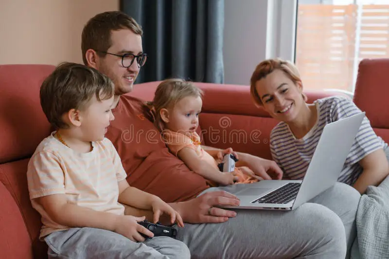 Laptop yang menampilkan film