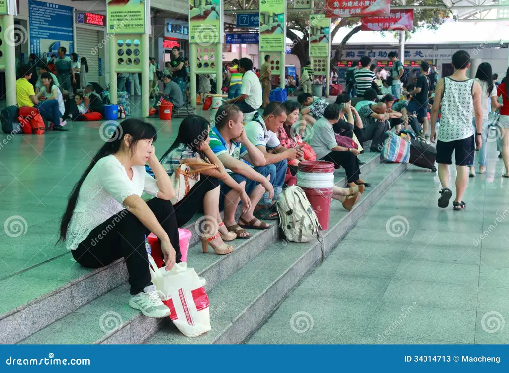 Gambar orang-orang yang menunggu kereta api dengan gembira