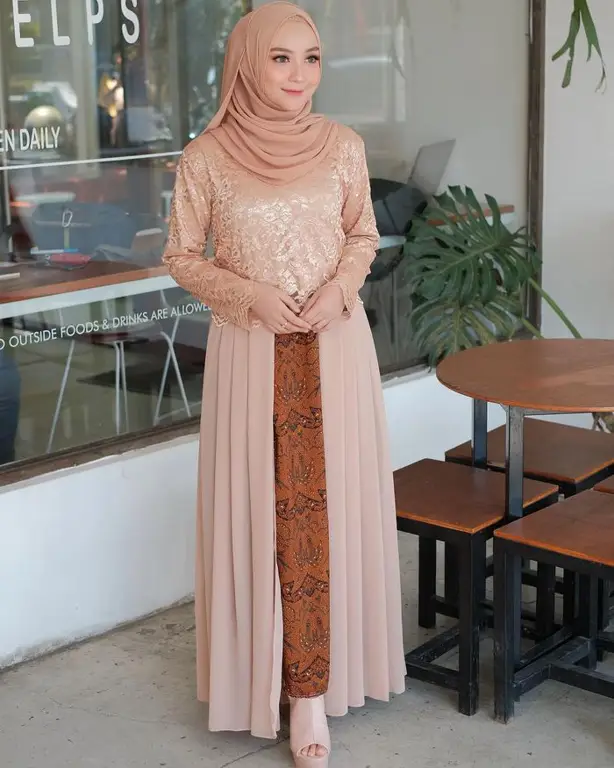 Kombinasi kebaya modern hijab simple dan aksesoris yang stylish