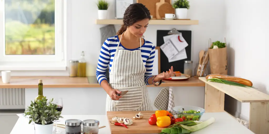 Gambar anak kos yang sedang memasak di dapur kecil