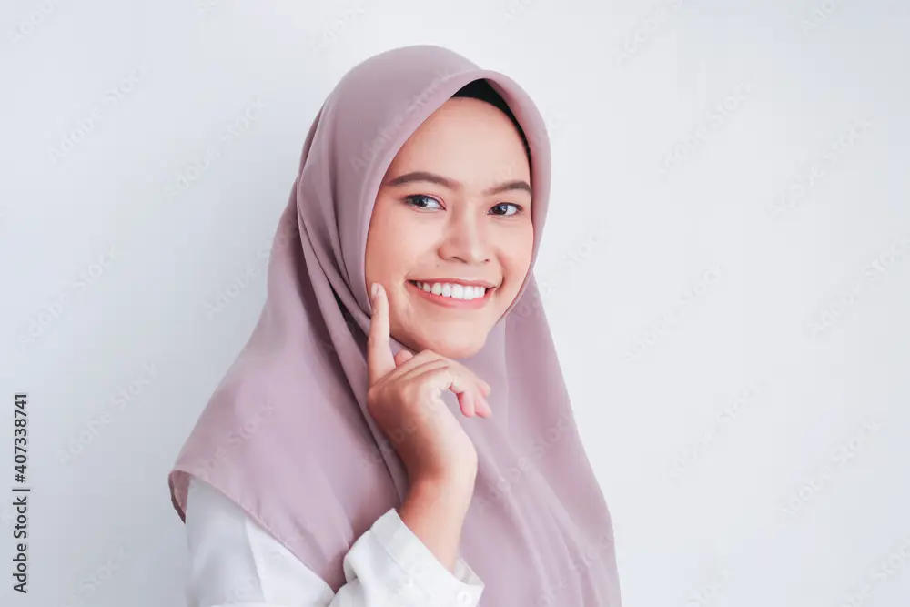 Gambar wanita berhijab dari belakang terlihat sedang merenung