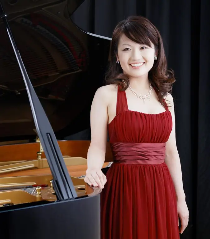 Minako Uchida sedang bermain piano