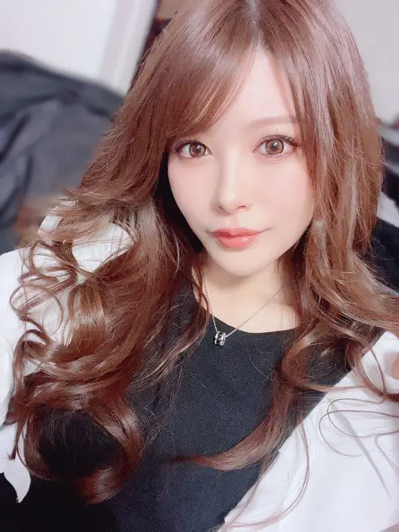 Gambar Minami Aizawa sedang bersantai