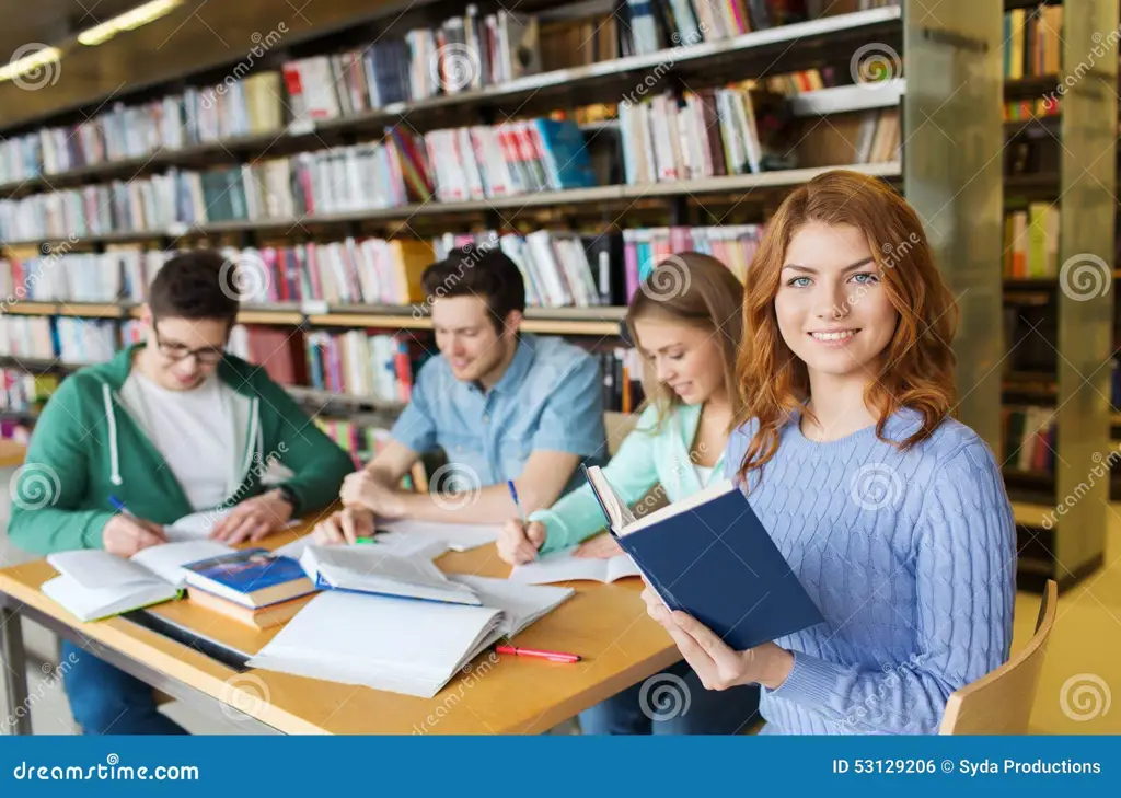 Siswa SMA yang sedang membaca buku dengan gembira