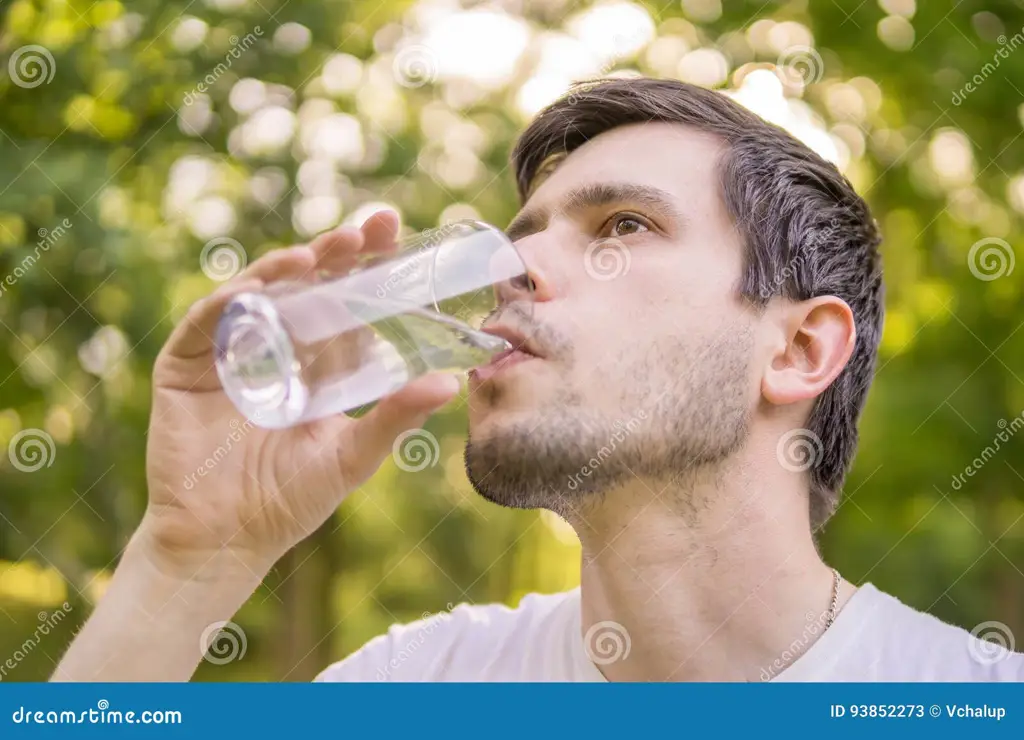 Seseorang sedang minum air putih