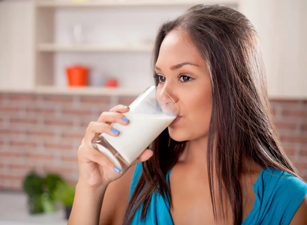 Orang dewasa sedang minum susu