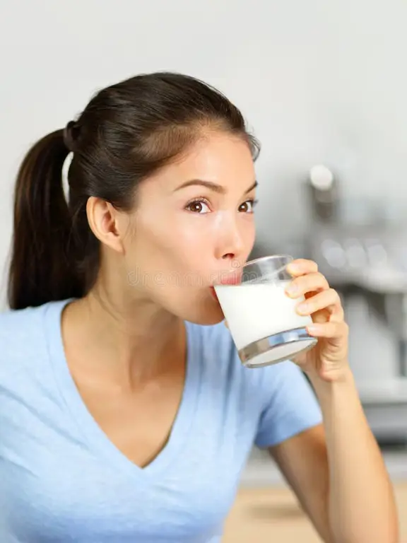 Orang dewasa sedang minum susu