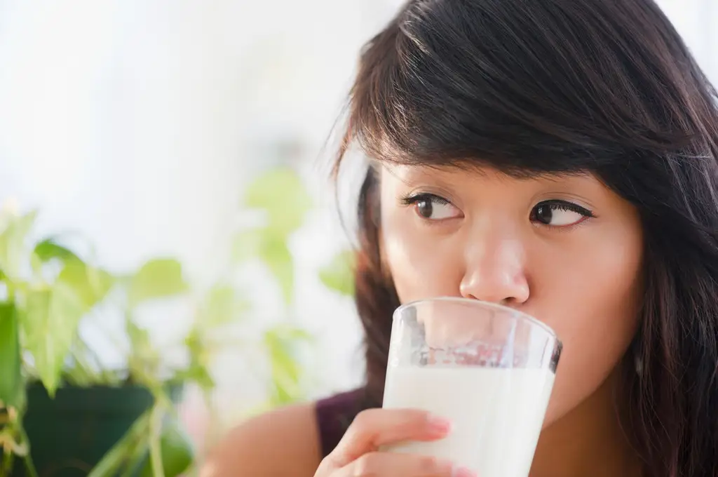 Seseorang sedang minum susu