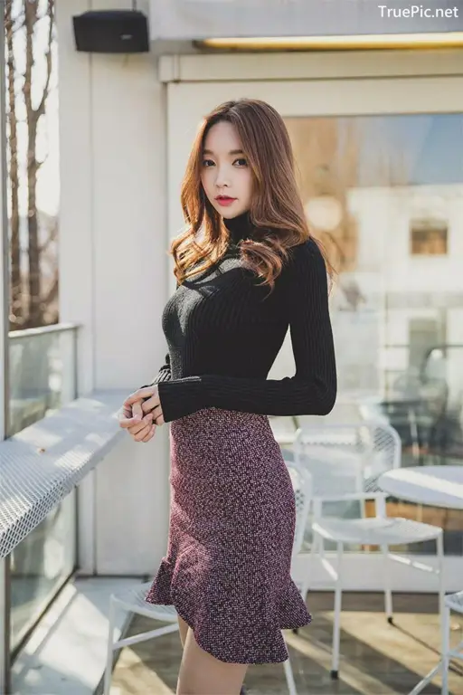 Model fashion Korea berpose profesional