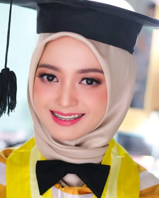 Contoh model hijab wisuda yang simpel dan elegan