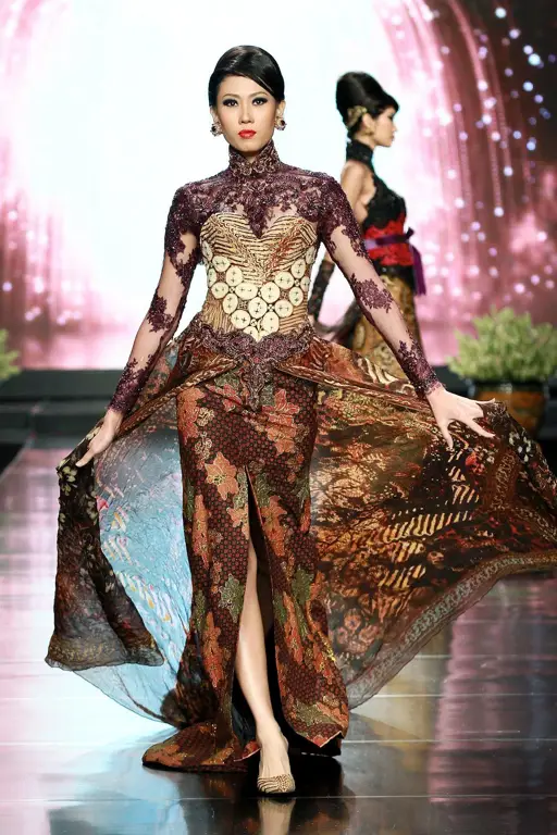 Model-model fashion Indonesia berpose dengan pakaian yang pantas