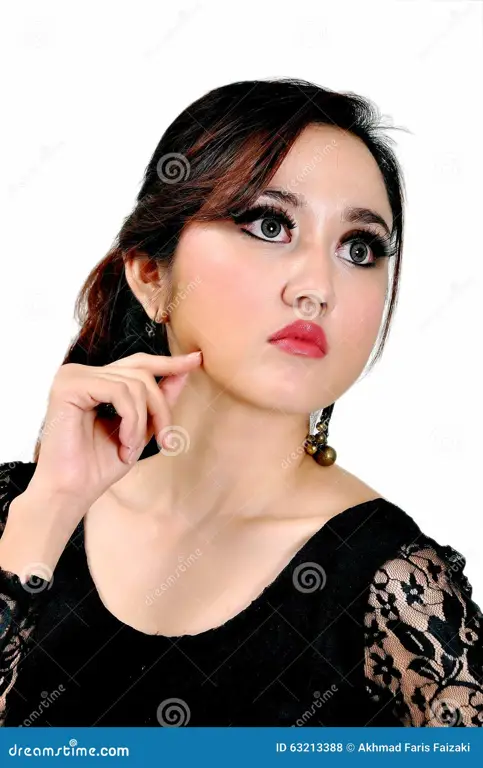 Foto pemotretan model Indonesia yang profesional dan berkelas.