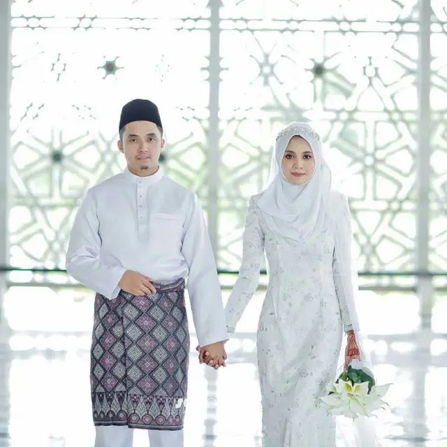 Inspirasi kebaya akad nikah hijab simple dengan desain modern dan elegan.