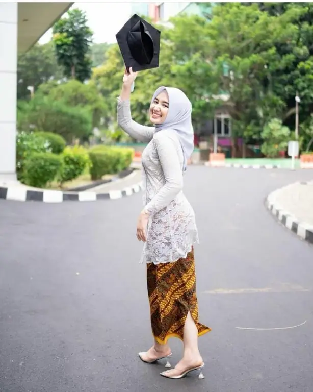 Gamis kebaya wisuda modern berhijab