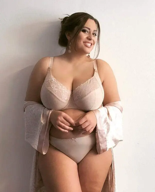 Gambar model plus size mengenakan lingerie