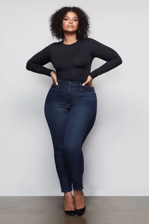 Foto model plus size yang percaya diri dengan pose yang cantik.