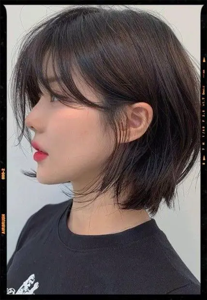 Contoh model rambut layer sebahu ala Korea dengan poni