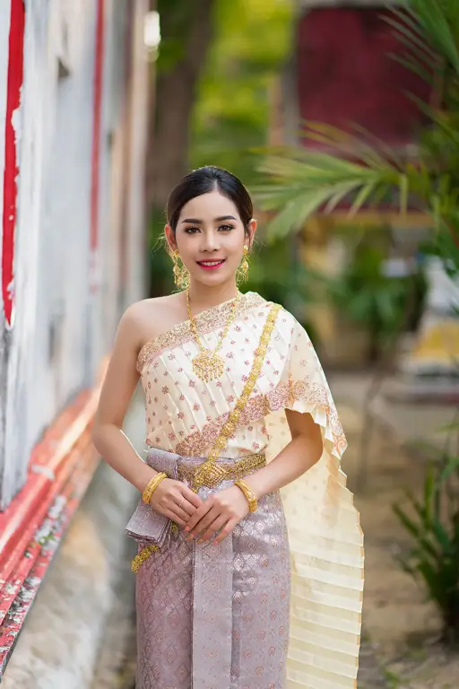 Model Thailand dalam pakaian tradisional